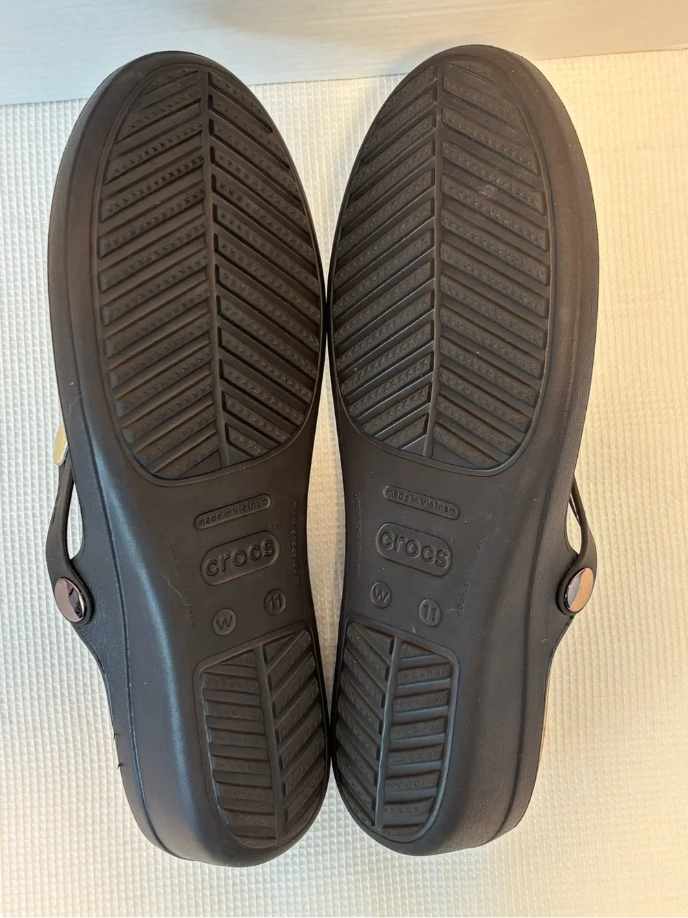 CROCS Comfort Thong Sandals Gold Hammered Medallion SANRAH 11 - Picture 8 of 9